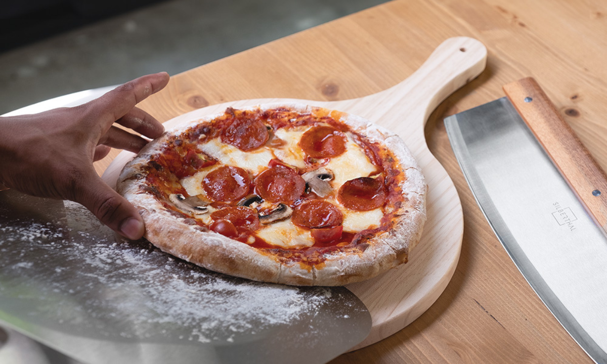 So bekommst Du Pizza auf den Pizzastein