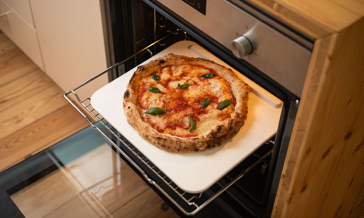 Pizzastein im Backofen: Anleitung für knusprige Pizza wie aus dem Steinofen