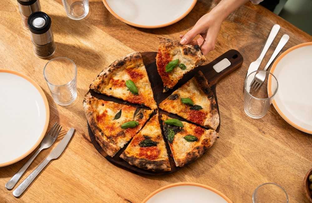 Pizzabrett aus Akazienholz