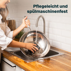 Edelstahl-Wok 32 cm wird an der Spüle gereinigt, pflegeleicht und spülmaschinenfest