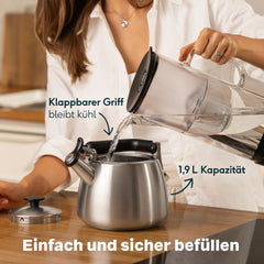 Wasserkessel wird bei hochgeklapptem Griff mit Wasser befüllt, 1,9 l Kapazität
