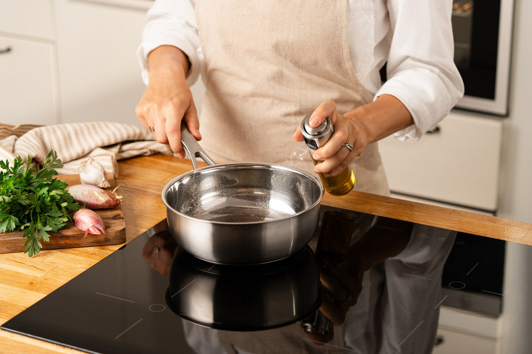Anbraten und Sauce in einem Gefäß
