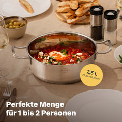 Servierpfanne 24 cm mit Shakshuka auf dem Tisch, ca. 2,5 l Nutzvolumen für 1 bis 2 Personen