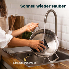 Servierpfanne aus Edelstahl wird an der Spüle gereinigt, spülmaschinenfest
